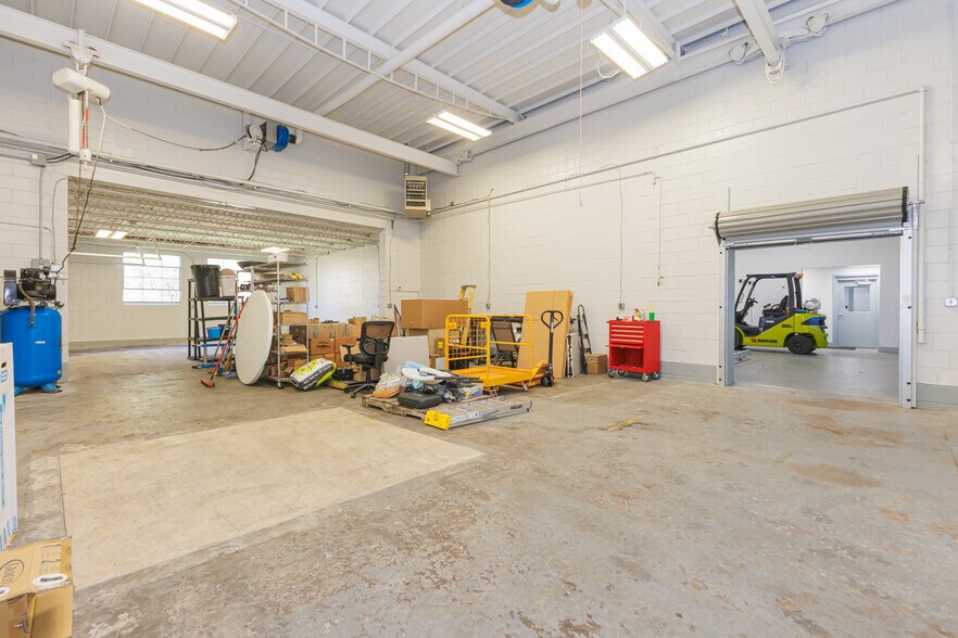 More Photos Of 5513 N Oxford St, Indianapolis Showroom For Lease