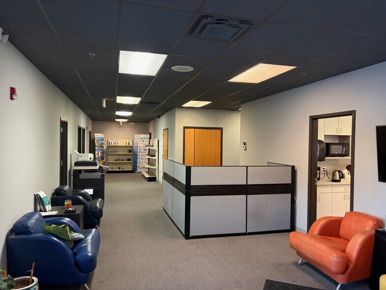 More Photos Of 360 Hastings Dr, Buffalo Grove Warehouse For Lease