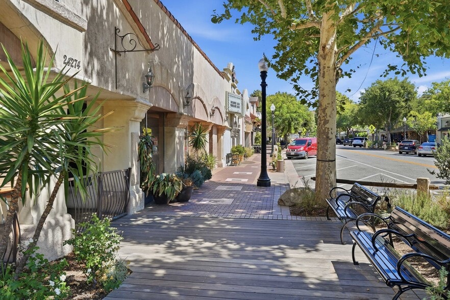 More Photos Of 24258-24274 Main St, Newhall Restaurant For Lease