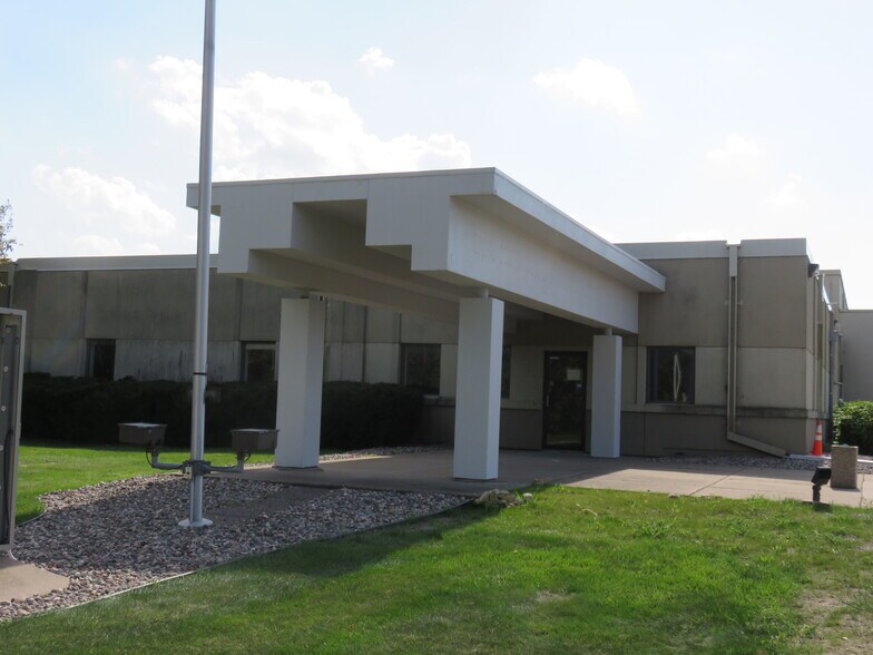 More Photos Of 800 E 10th St E, Hastings Manufacturing For Lease