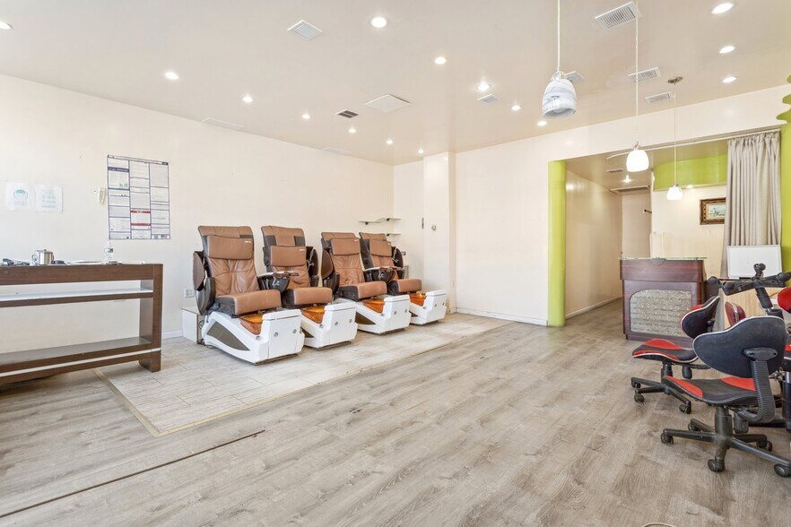 More Photos Of 2181 Steinway St, Astoria Storefront Retail Office For Lease