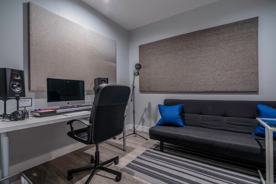 More Photos Of 3809 W Burbank Blvd, Burbank Loft Creative Space For Lease