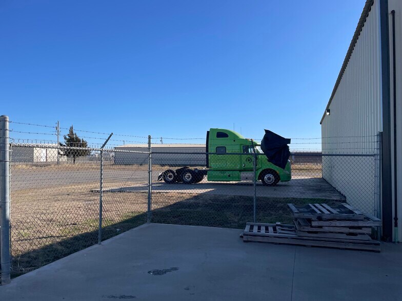 More Photos Of 2305 SW Holloway St, El Reno Warehouse For Lease