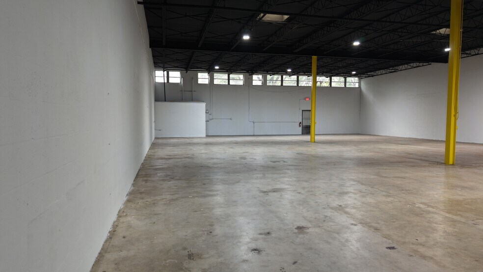 More Photos Of 16401-16413 NW 8th Ave, Miami Distribution For Lease