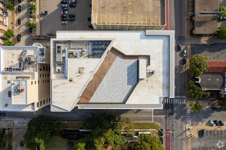 More Photos Of 203 W 10th St, Austin Office For Lease