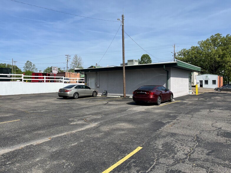 More Photos Of 403 E Wood St, Paris Office For Lease