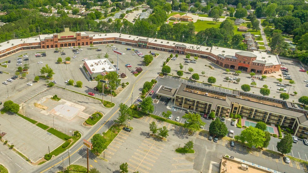 More Photos Of 1001 Market St, Dalton Unknown For Lease
