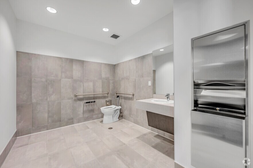 More Photos Of 601 Distribution Dr, Wilmer Distribution For Lease