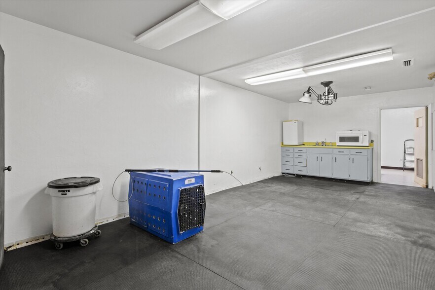 More Photos Of 1355 E Lafayette St, Tallahassee Veterinarian Kennel For Sale