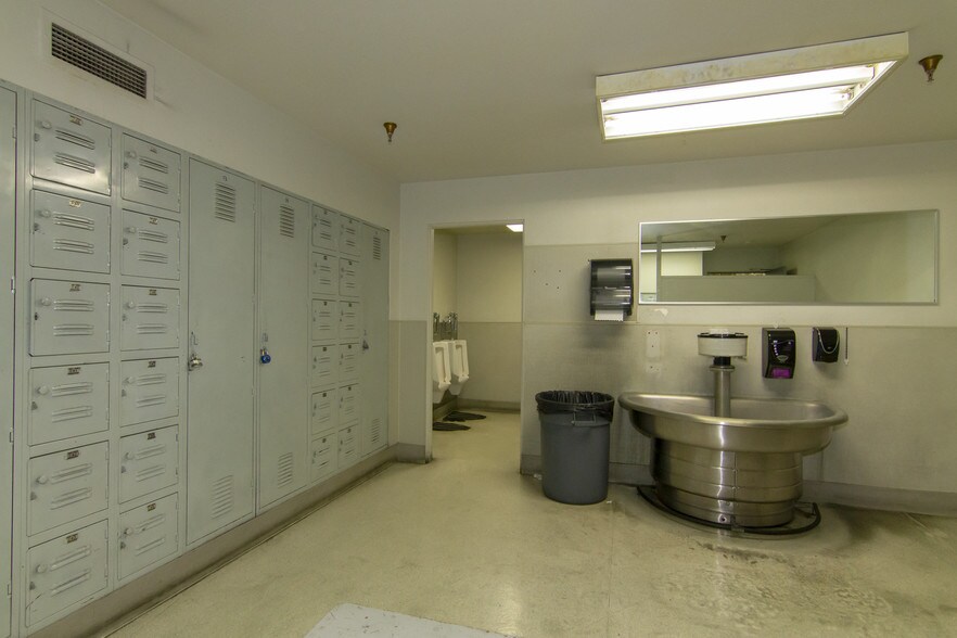 More Photos Of 2515-2517 SE Mailwell Dr, Milwaukie Manufacturing For Lease
