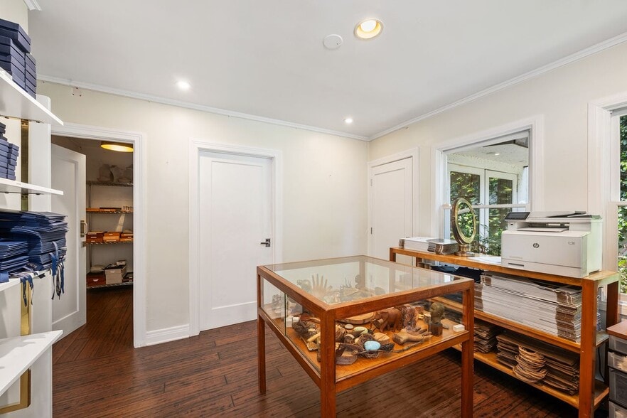 More Photos Of 1111 N Crescent Heights Blvd, West Hollywood General Retail For Sale