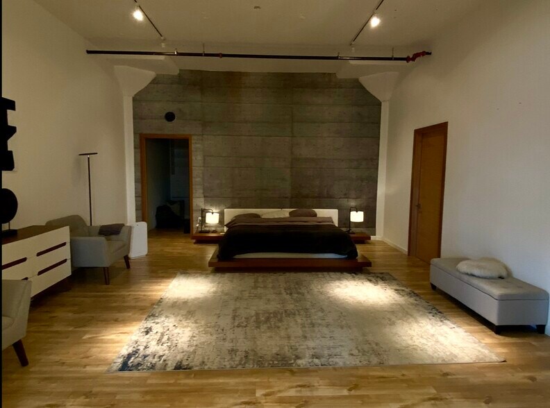 More Photos Of 405 Towne Ave, Los Angeles Showroom For Sale