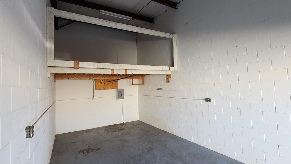 More Photos Of 1133 Industrial Blvd, Naples Manufacturing For Lease