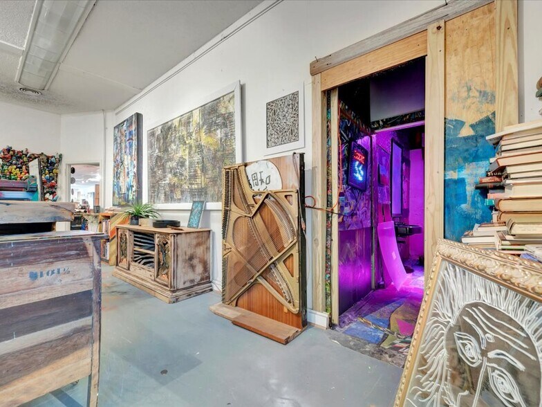 More Photos Of 132 Nacogdoches St, Center Storefront Retail Residential For Sale