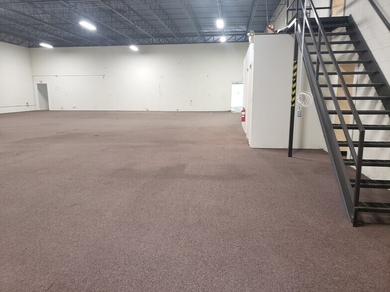 More Photos Of 168 Ayer Rd, Littleton Warehouse For Lease