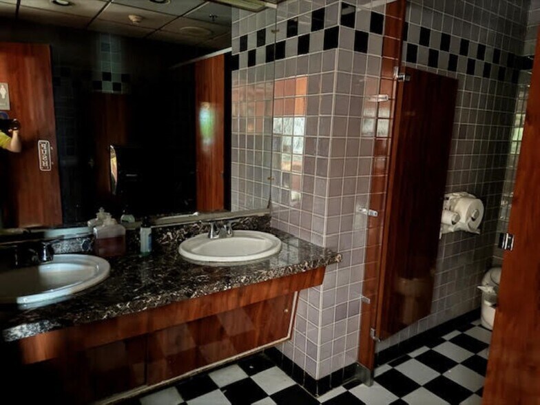 More Photos Of 909 Union Ave, New Windsor Township Restaurant For Lease