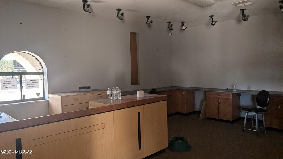 More Photos Of 2901 N Country Club Rd, Tucson Freestanding For Sale