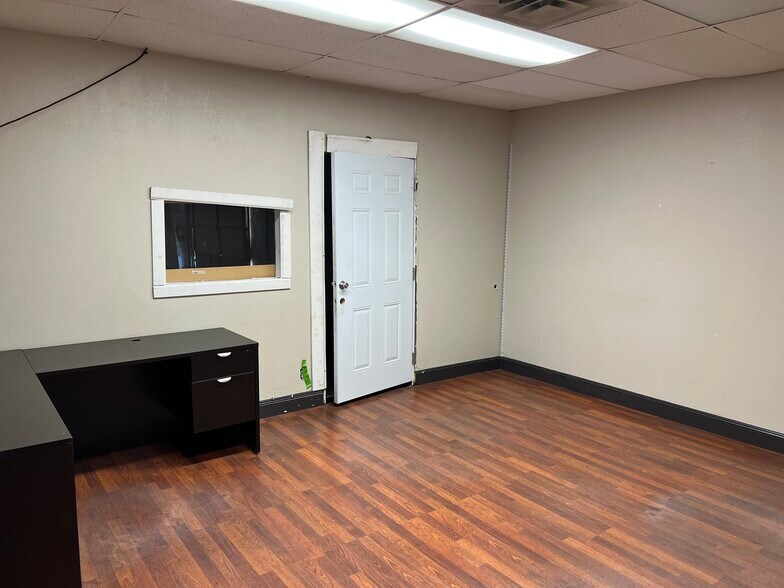 More Photos Of 501 Industrial Dr, Richardson Warehouse For Lease