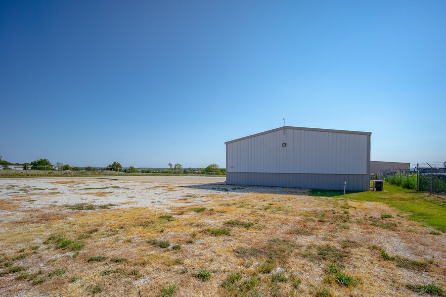 More Photos Of 7811 Kickapoo Ave, Shawnee Warehouse For Lease