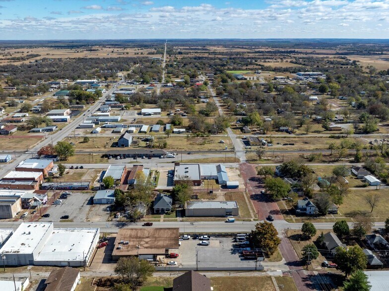 More Photos Of 126 S Maple St, Nowata Office For Sale