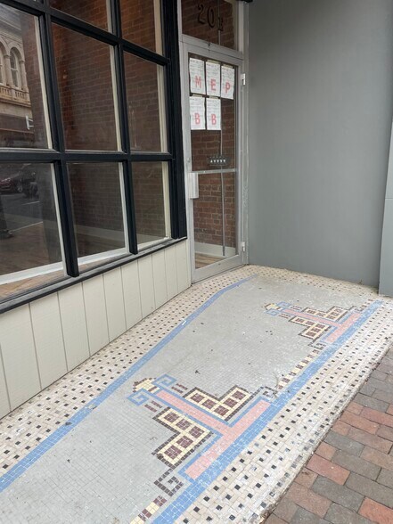 More Photos Of 20-24 E Beverley St, Staunton General Retail For Lease