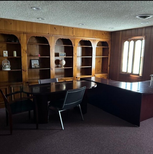 More Photos Of 8 Manor Rd, Smithtown Office For Sale