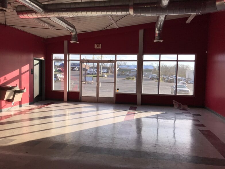 More Photos Of 750 W Main St, Hendersonville Storefront Retail Office For Lease