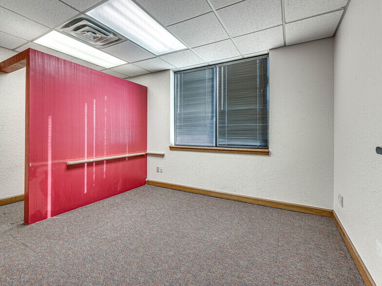 More Photos Of 11100 Stratford Dr, Oklahoma City Loft Creative Space For Sale