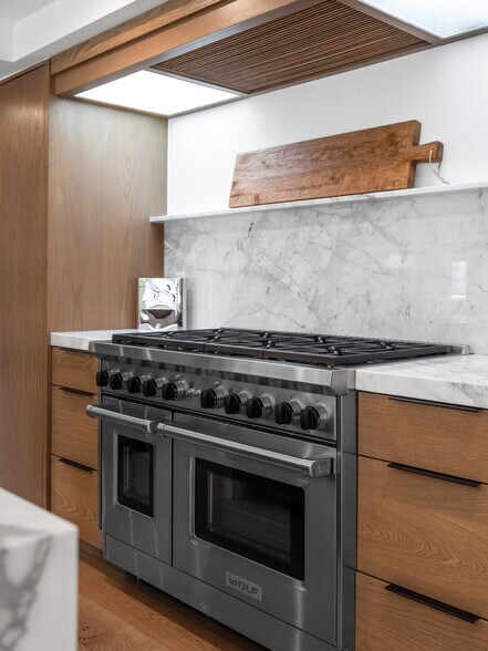 More Photos Of 4554 Forestdale Dr, Park City Showroom For Lease