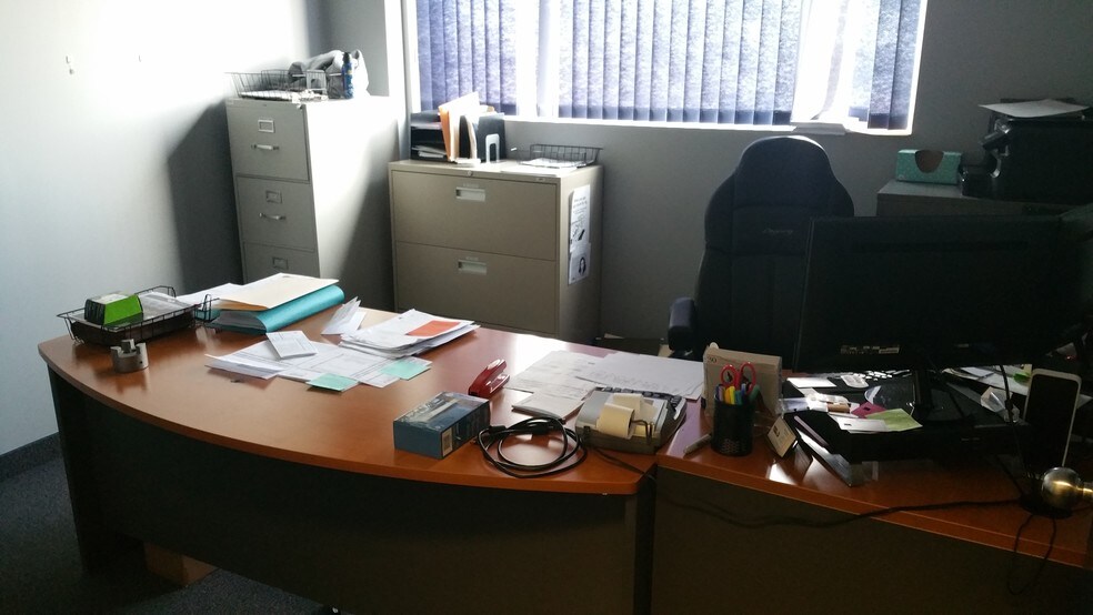 More Photos Of 9605 48th St SE, Calgary Service For Lease