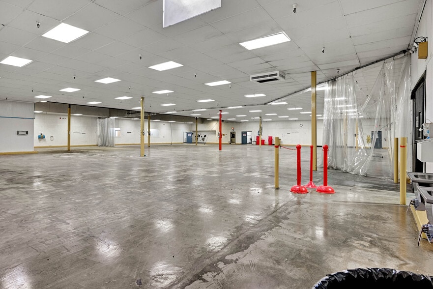 More Photos Of 100 Chamber Plz, Charleroi Supermarket For Lease