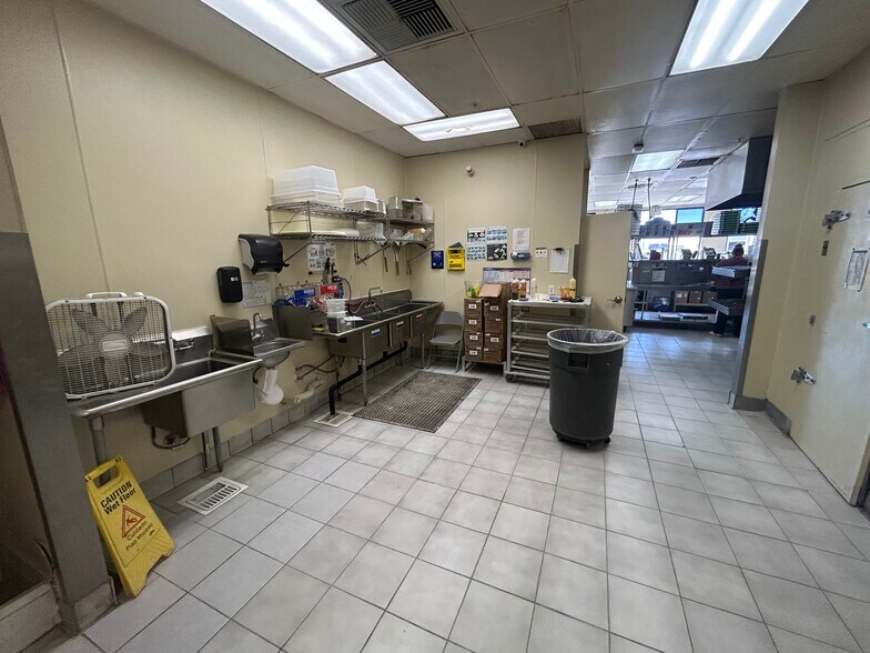 More Photos Of 19008-19022 Beach Blvd, Huntington Beach Freestanding For Lease