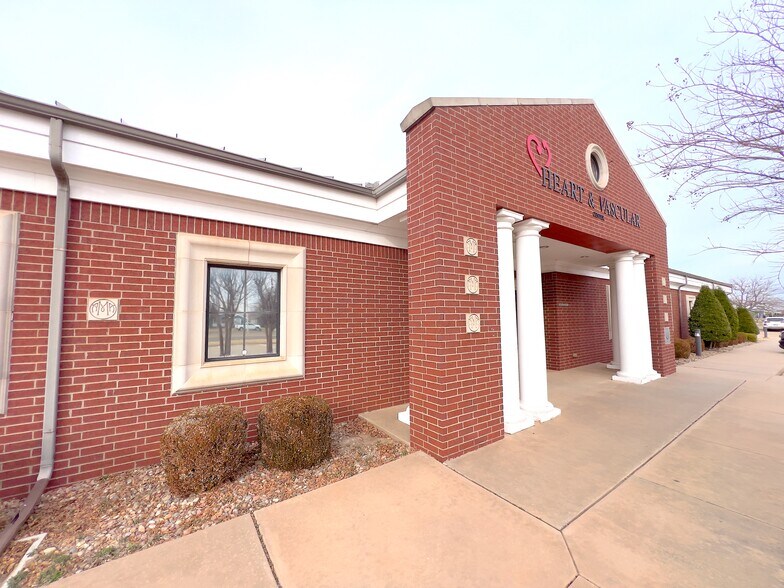 More Photos Of 1015 E Broadway St, Altus Medical For Lease