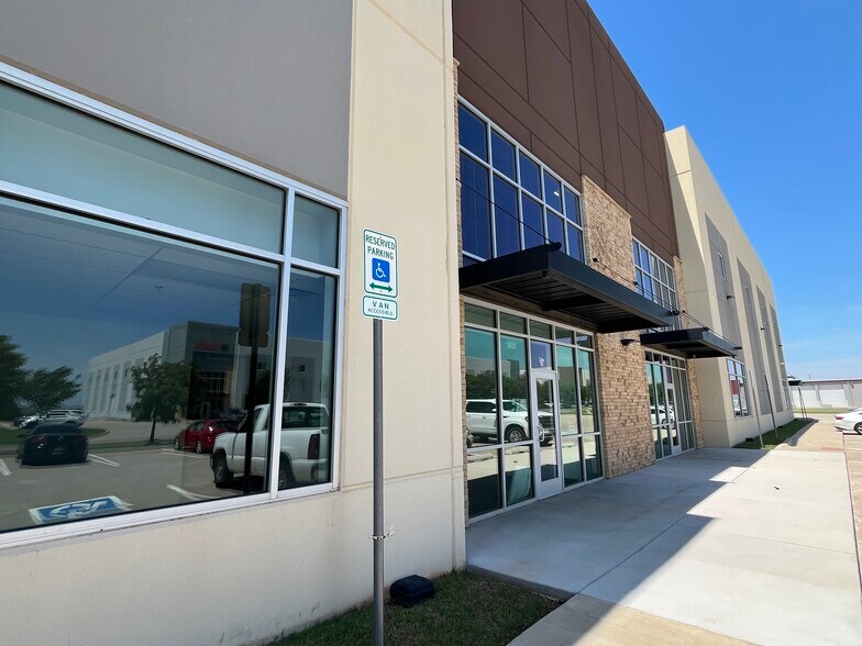 More Photos Of 9201 Polaris Dr, Oklahoma City Distribution For Lease
