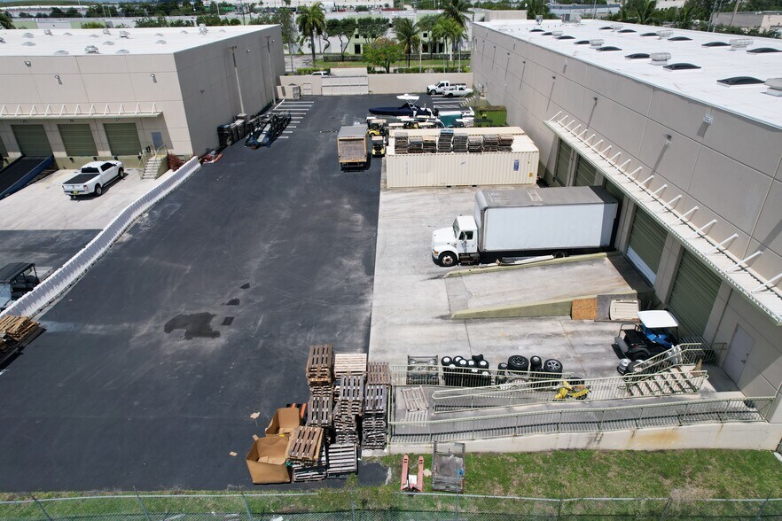 More Photos Of 7999 NW 81st Pl, Medley Warehouse For Lease