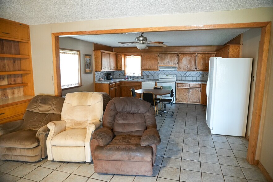 More Photos Of 1122 Douglas Ave, Beaver Hotel For Sale