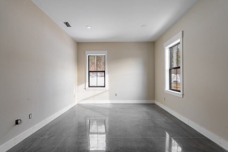 More Photos Of 128 Greenview Dr, Rollinsford Office For Lease