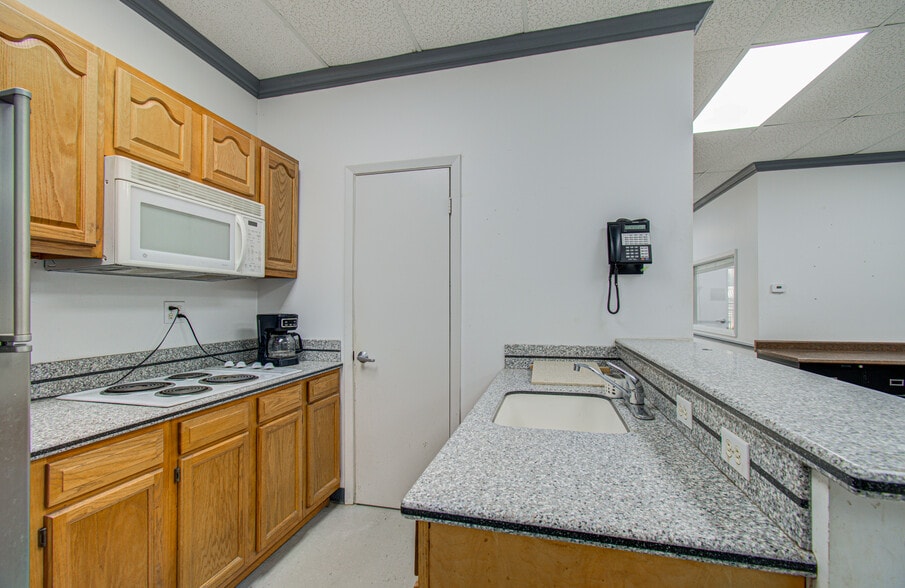 More Photos Of 7571 Morley St, Houston Warehouse For Sale