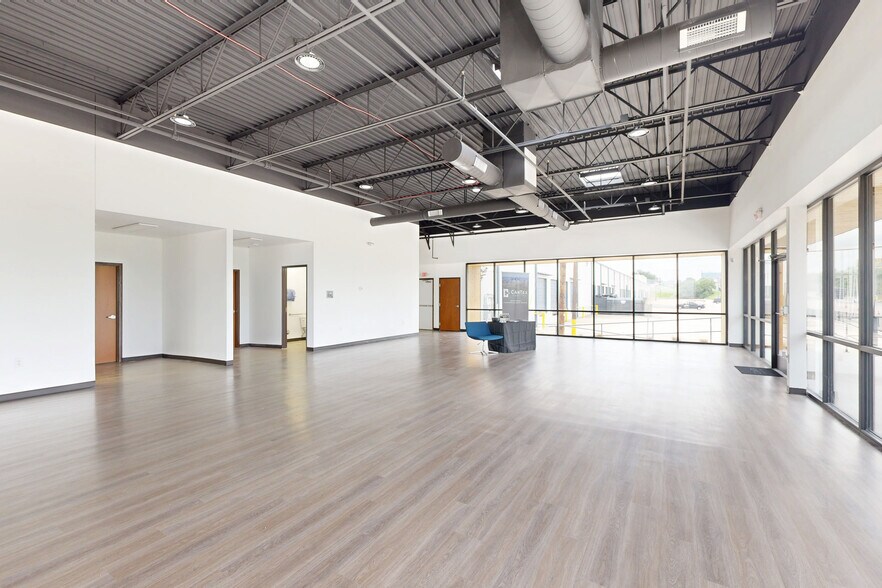 More Photos Of 2424 N Westmoreland Rd, Dallas Manufacturing For Lease