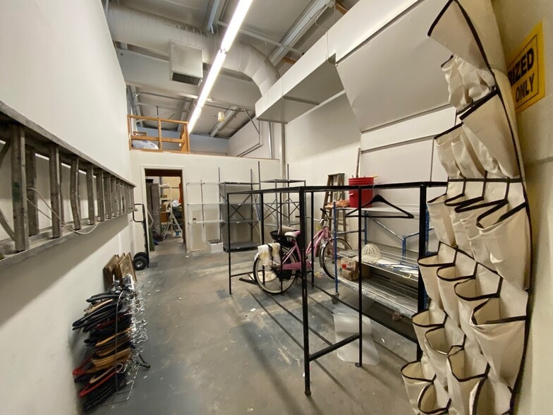 More Photos Of 12104 Blue Ridge Blvd, Grandview Freestanding For Lease