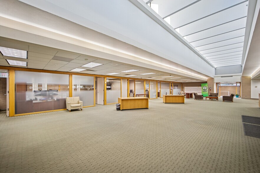 More Photos Of 2805 Beaver Ave, Des Moines Bank For Sale