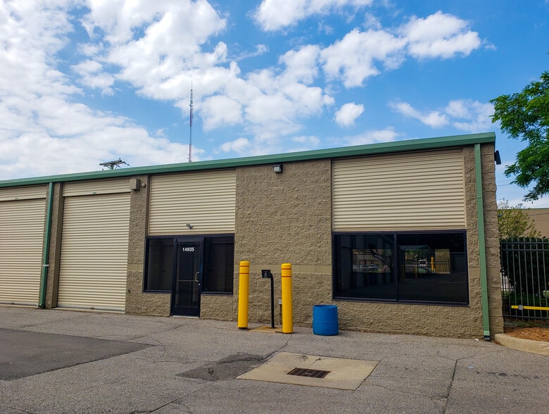 More Photos Of 14935 W 11 Mile Rd, Oak Park Self Storage For Lease