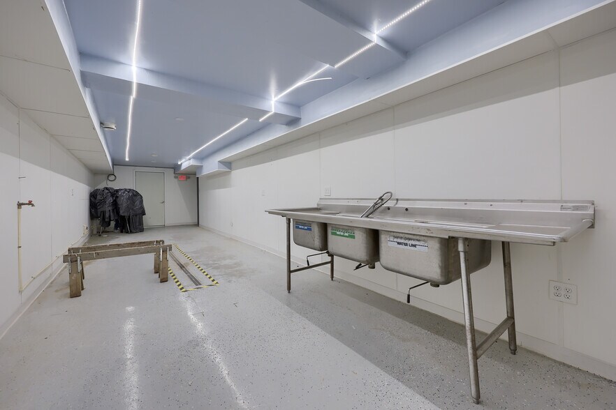 More Photos Of 157 E Broadway, Red Lion Restaurant For Sale