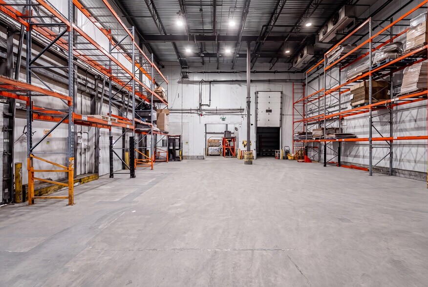 More Photos Of 3280 Rue Marconi, Mascouche Distribution For Sale
