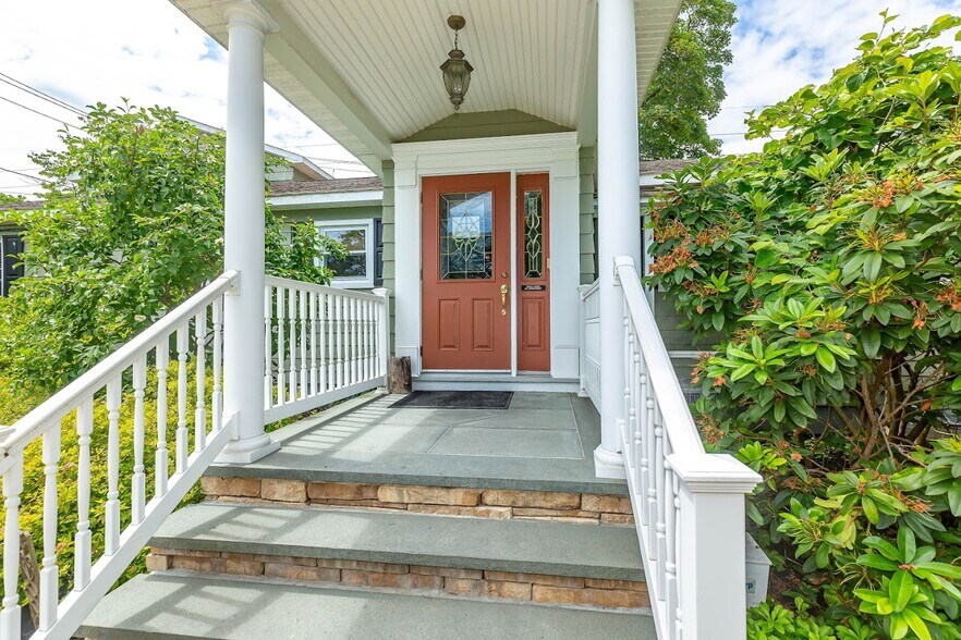 More Photos Of 188 W Main St, Oyster Bay Medical For Sale