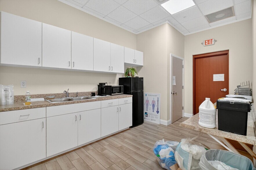 More Photos Of 1511 Buenos Aires Blvd, Lady Lake Funeral Home For Lease