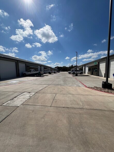 More Photos Of 2711 Daisy Dr, Austin Unknown For Lease