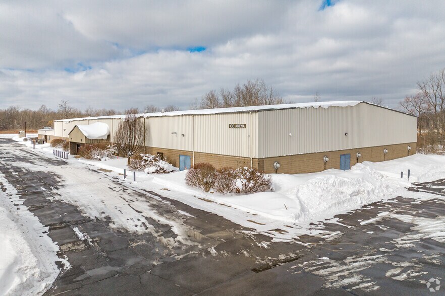 More Photos Of 2725 W Entry Rd, Baldwinsville Sports And Entertainment For Lease