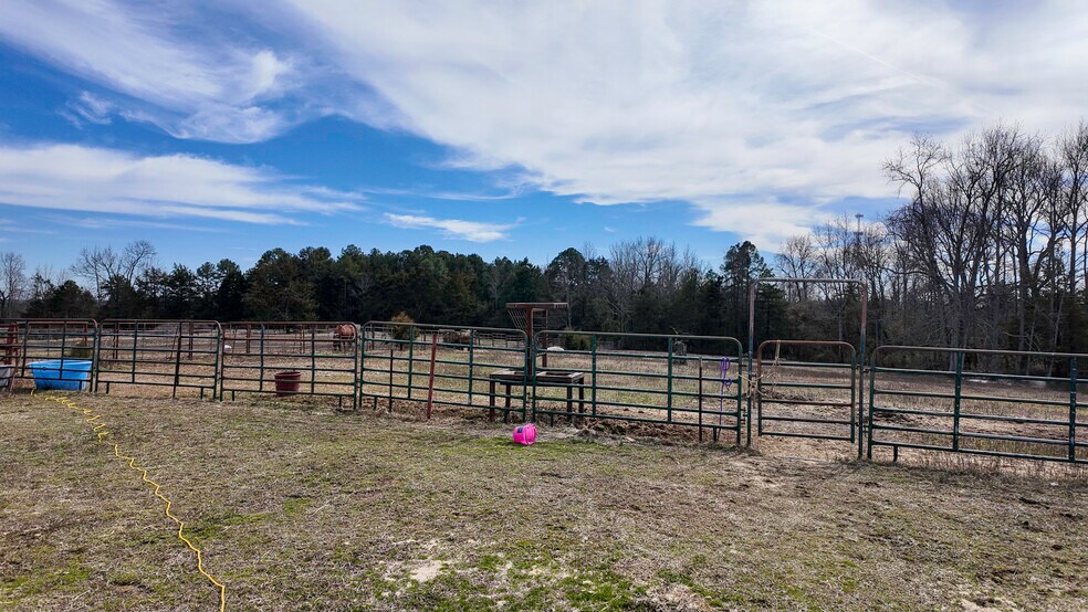 More Photos Of 99 Stacks Dr, Damascus Horse Stables For Sale