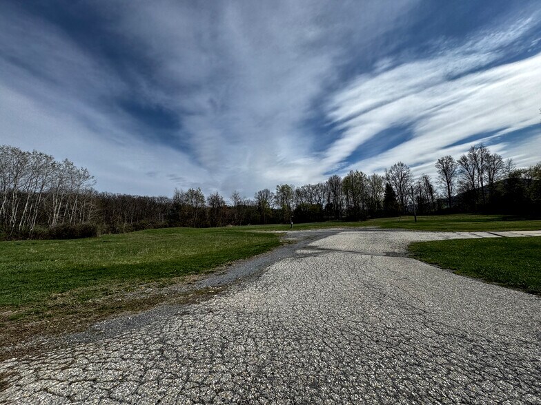 More Photos Of 33 Transport Dr, Bennington Freestanding For Sale